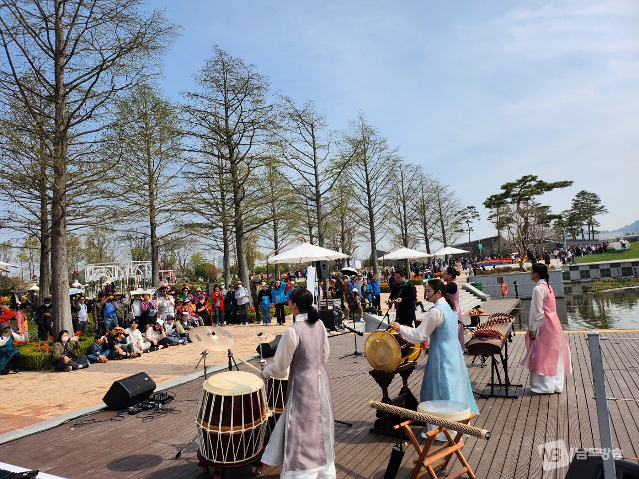 ▲항꾼에 즐기는 아고라 순천 공연팀이 2023정원박람회장에서 공연을 하고 있다.