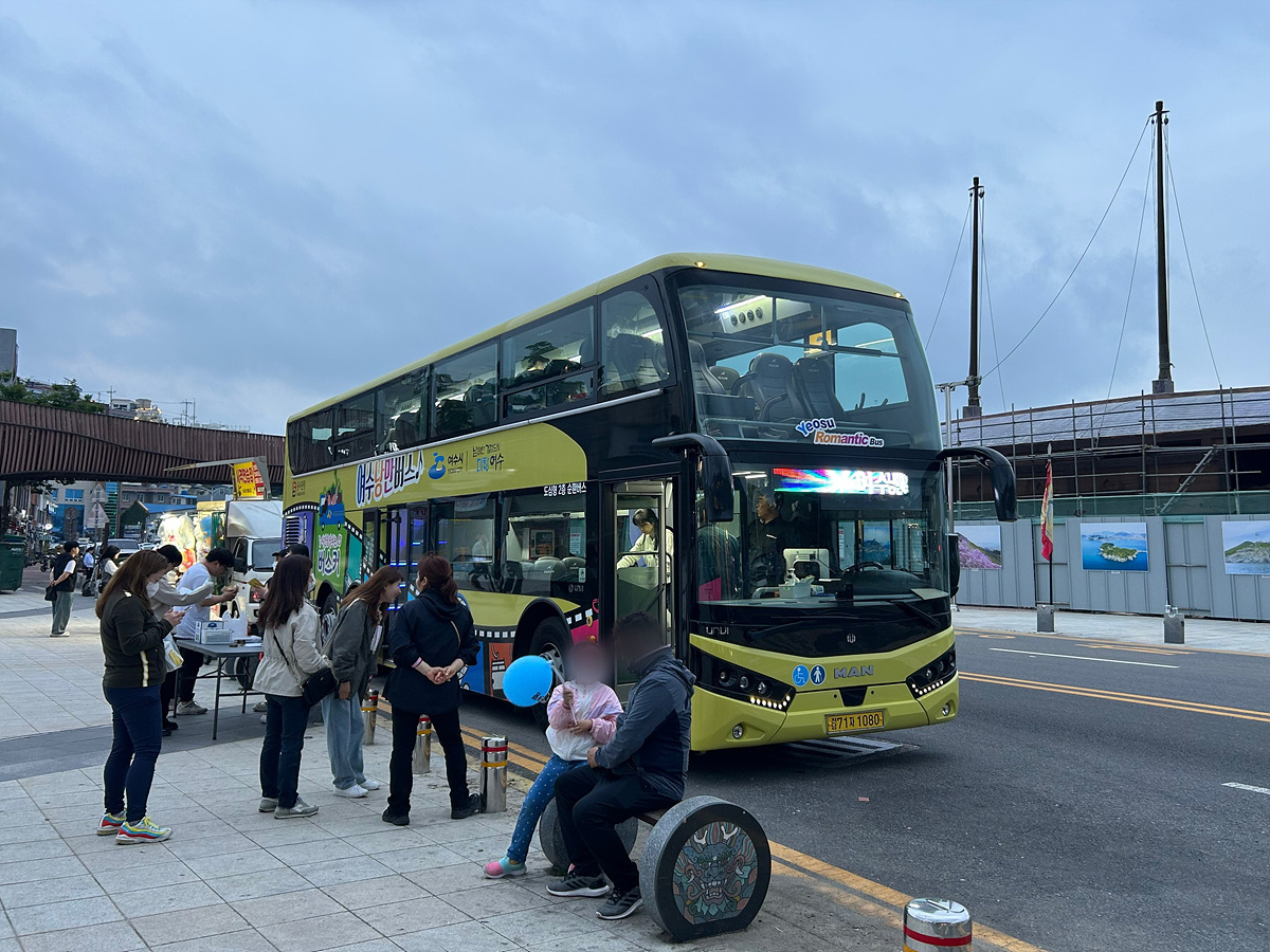 ▲여수시가 지난 12일부터 여수낭만버스 야간테마코스인 '시간을 달리는 버스커' 운영을 시작했다.