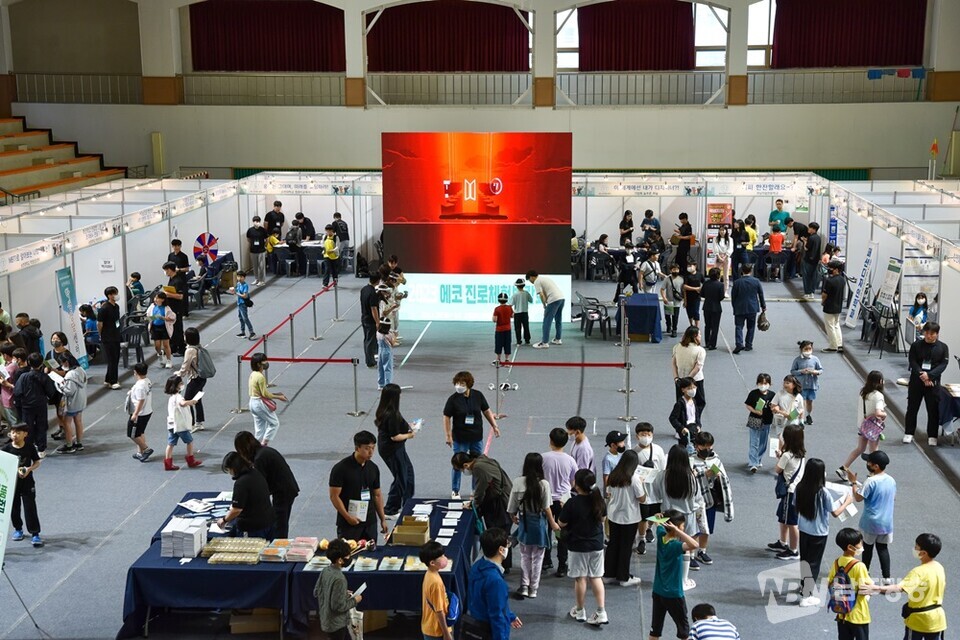 ▲순천대학교가 학생들을 대상으로 진로체험과 직업체험 박람회를 개최했다.