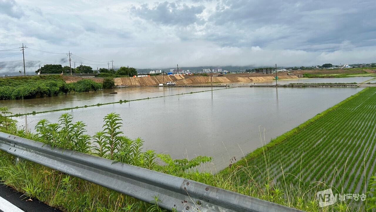 ▲28일 많은 비가 내린 전남 구례군 마산면 옥지교 부근 농경지에 물이 차 있다. (사진=구례군)