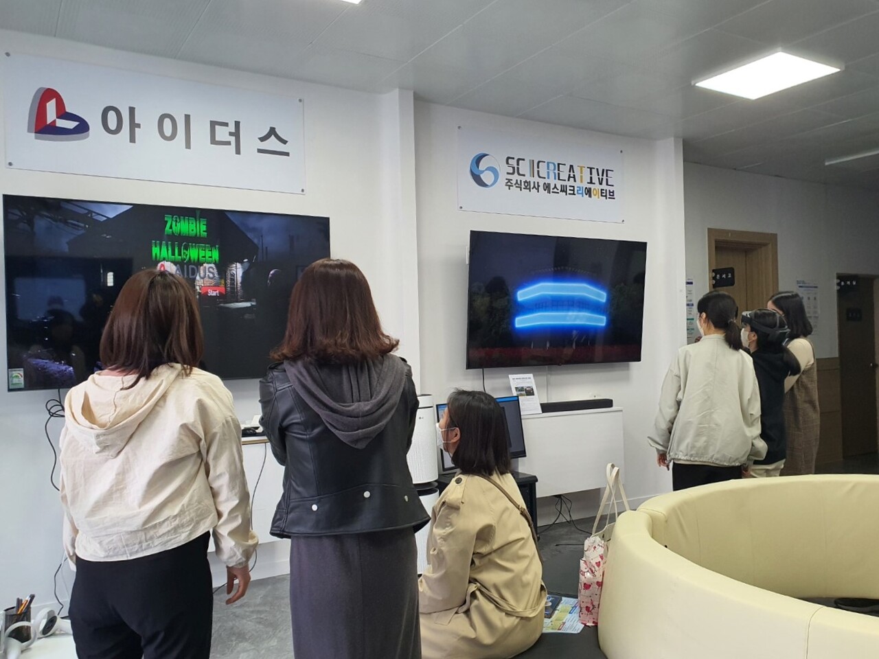 ▲순천시 저전동에 있는 '전남 VR․AR 제작거점센터'에서 방문객들이 콘텐츠를 체험하고 있다.