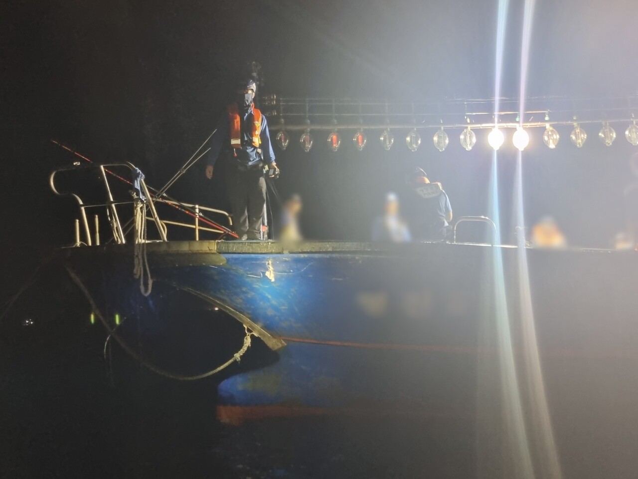 ▲낚시어선과 어선간 충돌로 해양경찰관들이 낚시어선에 탑승해 인명피해사항과 물적피해사항등을 확인하고 있다.