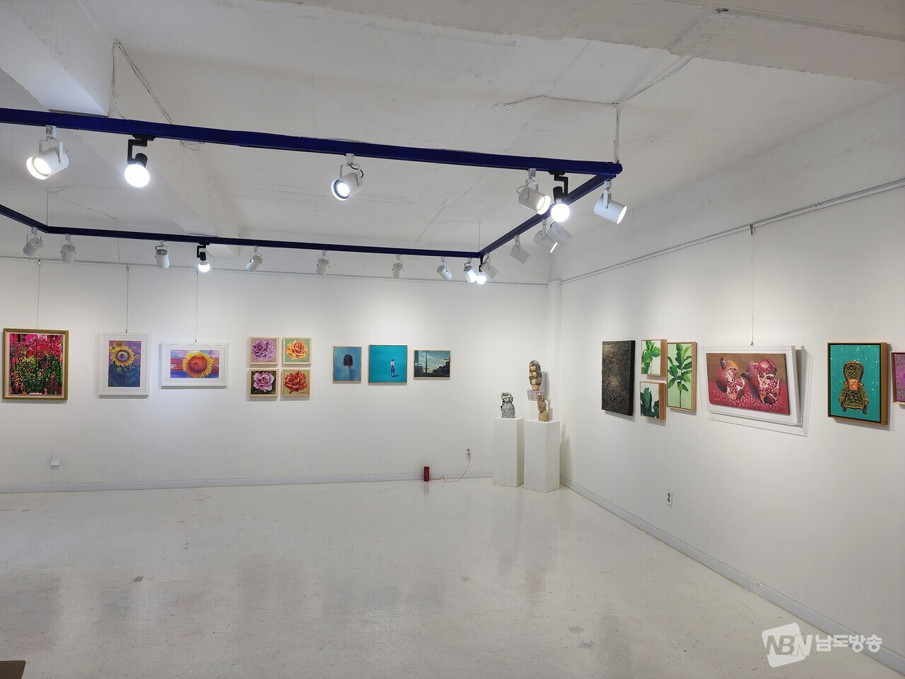 ▲2023전남아트옥션이 열리는 하얀갤러리에 전시된 작품들 (사진=양준석 기자)
