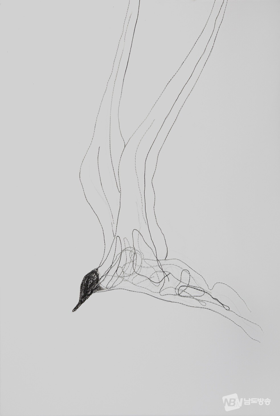 ▲間.탄생(틈과 사이) silk drawing 비상. 60.8×73cm. 명주실·캔버스·먹. 2023 (사진=양준석)