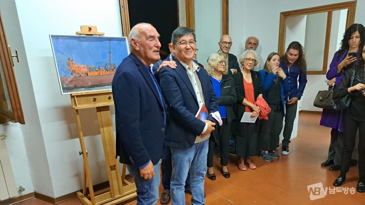 ▲이탈리아에서 저명한 전시기획자 파비오 마찌에리와 밀라노에서 활동 중인 정상신 목사가 도성마을과 에그갤러리에 대해 대화를 나누고 있다. (사진=Siena experience Italian Art)