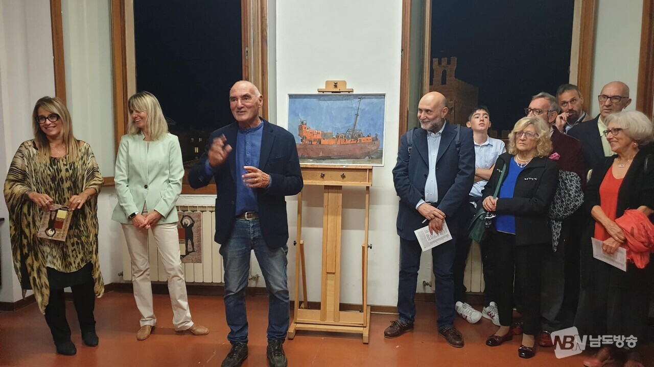 ▲전시 기획자 파비오 마찌에리(왼쪽 세번째)가 지난 19일 오프닝 행사에서 전시 의미를 설명하고 있다. (사진=Siena experience Italian Art)