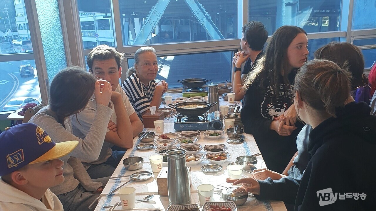 ▲한국 음식문화체험을 하는 독일 단원들 (사진=이은주 감독)