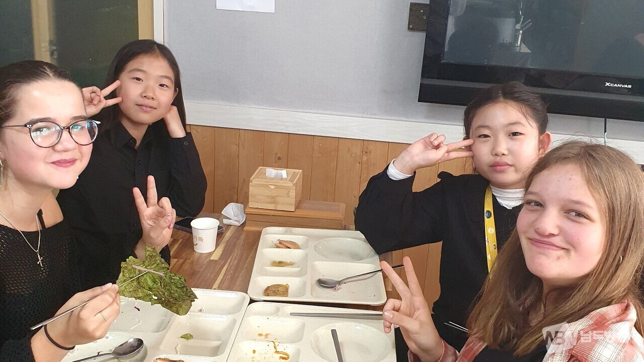 ▲한국 음식문화체험을 하며 돈독해진 한독 청소년들 (사진=이은주 감독)