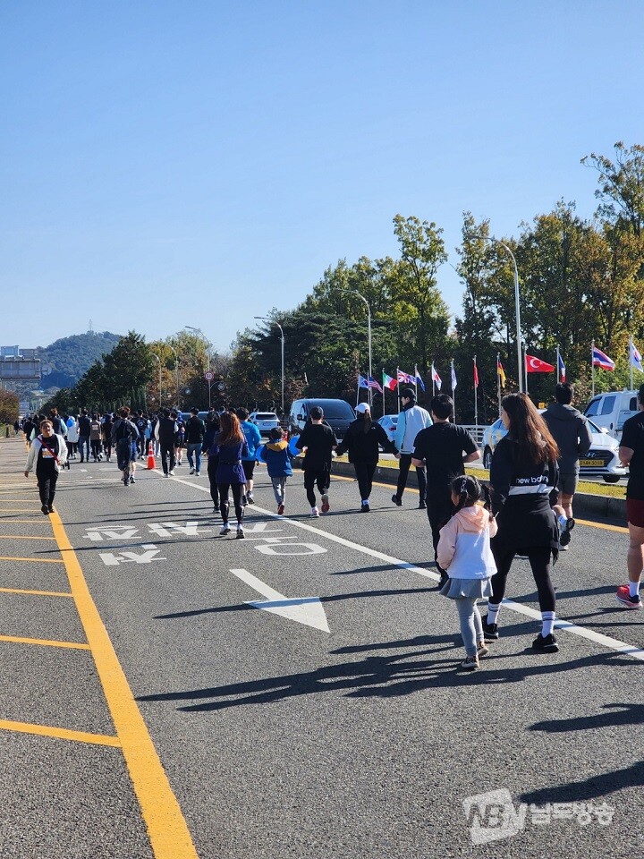 ▲제23회 남승룡마라톤대회 참가자들이 코스를 달리고 있다.