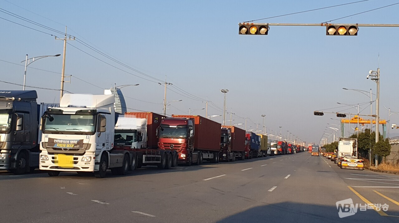 ▲15일 오후 광양항 컨테이너터미널 게이트 앞 도로에 멈춰 서 있는 컨테이너이송 차량들 (사진=독자)
