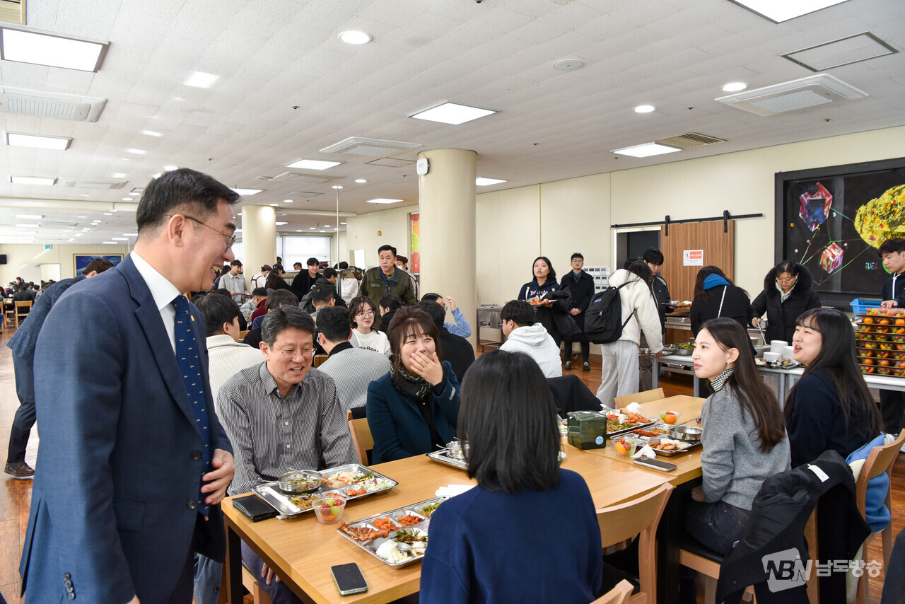 ▲이병운(왼쪽) 순천대 총장이 점심식사 시간에 학생 구내식당을 찾아 학생들과 담소를 나누며 환하게 웃고 있다.