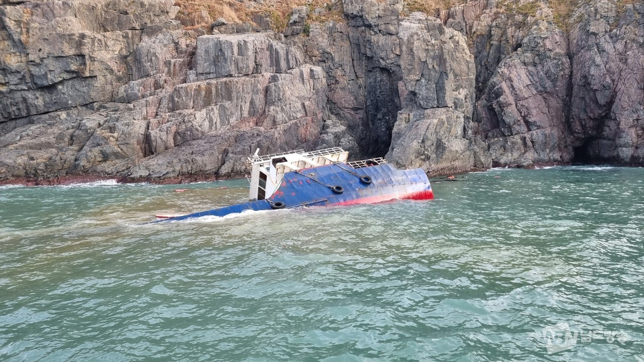▲전남 신안 가거도 인근 해상에서 발견된 중국 선박 (사진=목포해경)