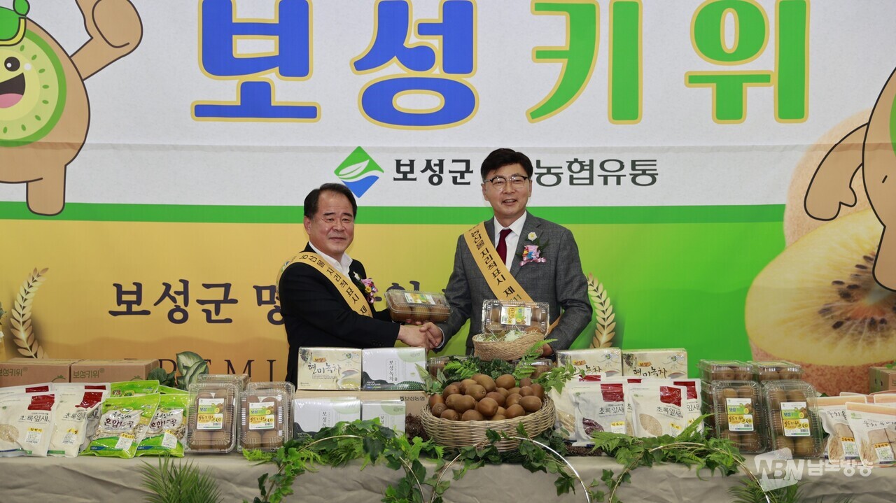▲왼쪽부터 농협유통 신영호 대표이사와 김철우 보성군수 (사진=보성군)