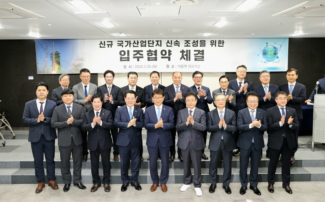 ▲고흥군은 26일 서울역 대회의실에서 우주산업 11개 기업과 우주발사체 국가산업단지 입주 협약을 체결했다고 밝혔다.